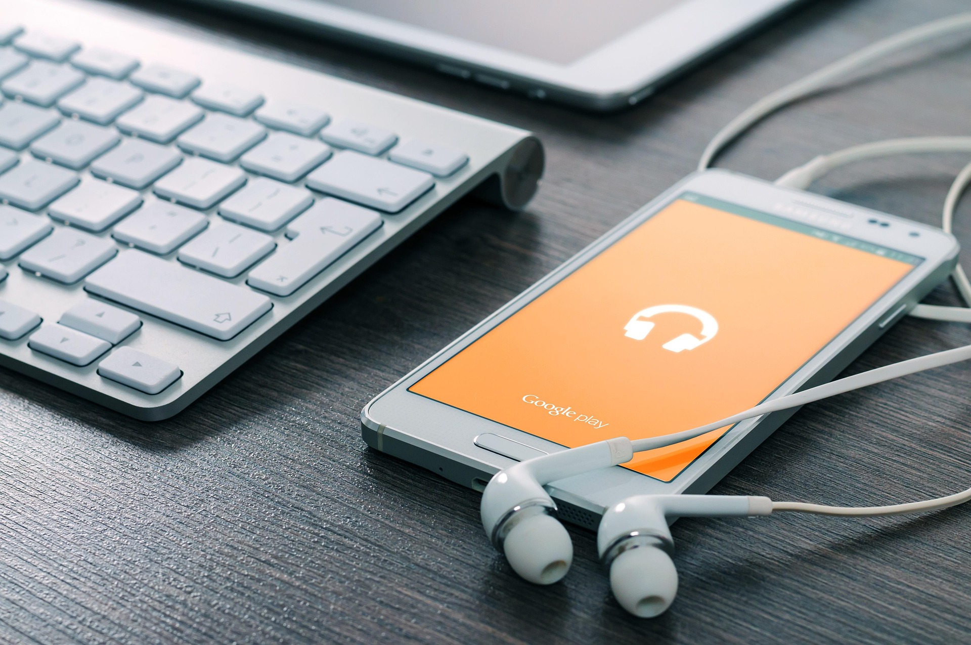Indie vs. Mainstream Music: Why Independent Artists Are Taking Over the Industry